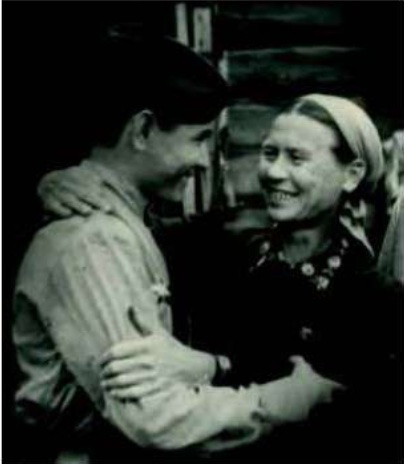 Герой вернулся с фронта. Встреча с мамой. Фото 1945 года
