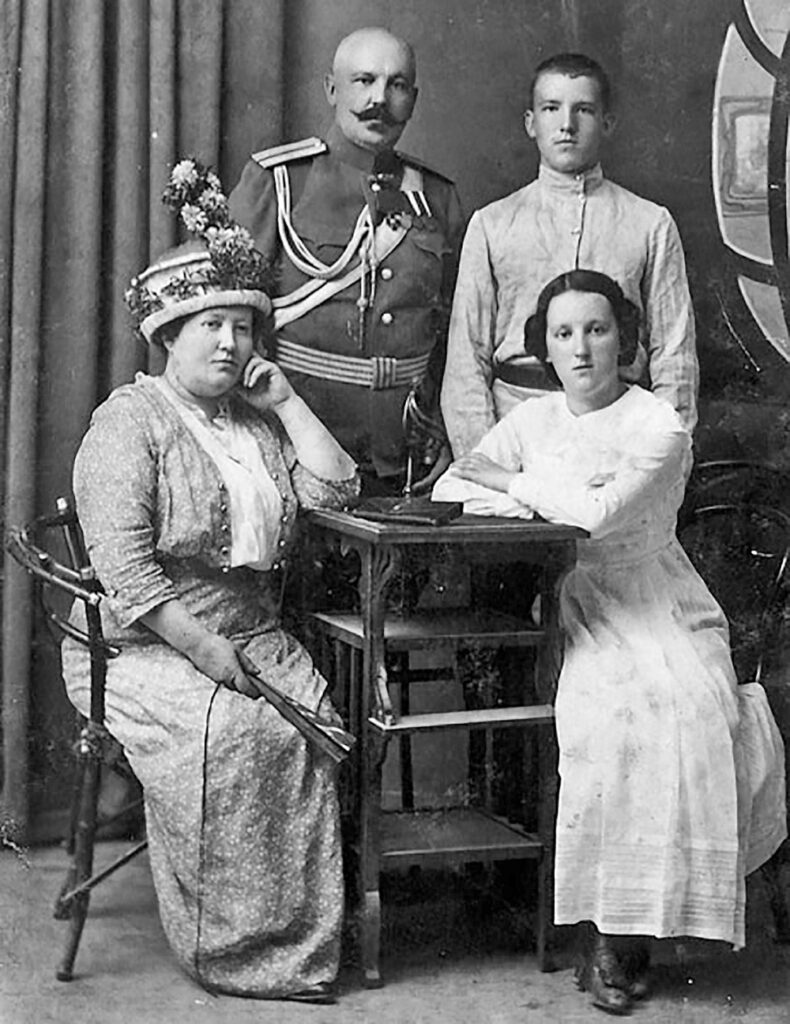 Владимир Михайлович со своими родителями