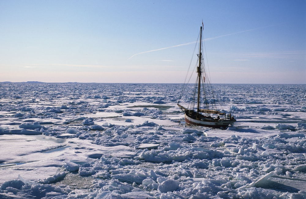 Парусная яхта во льдах