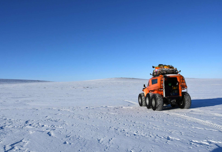 Арктический вездеход в снежной пустыне