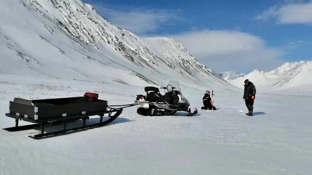 Снегоход участников экспедиции