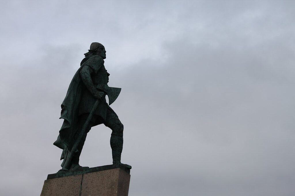 Памятник Лейфу Эрикссону перед церковью Hallgrimskirkja