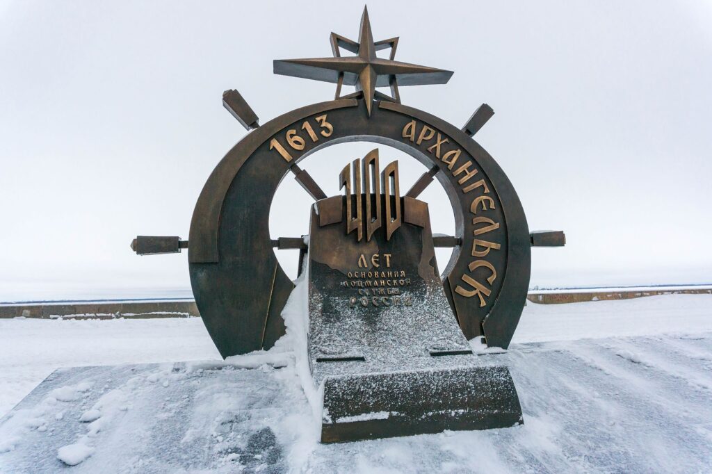 Памятный знак «400 лет основания лоцманской службы России»