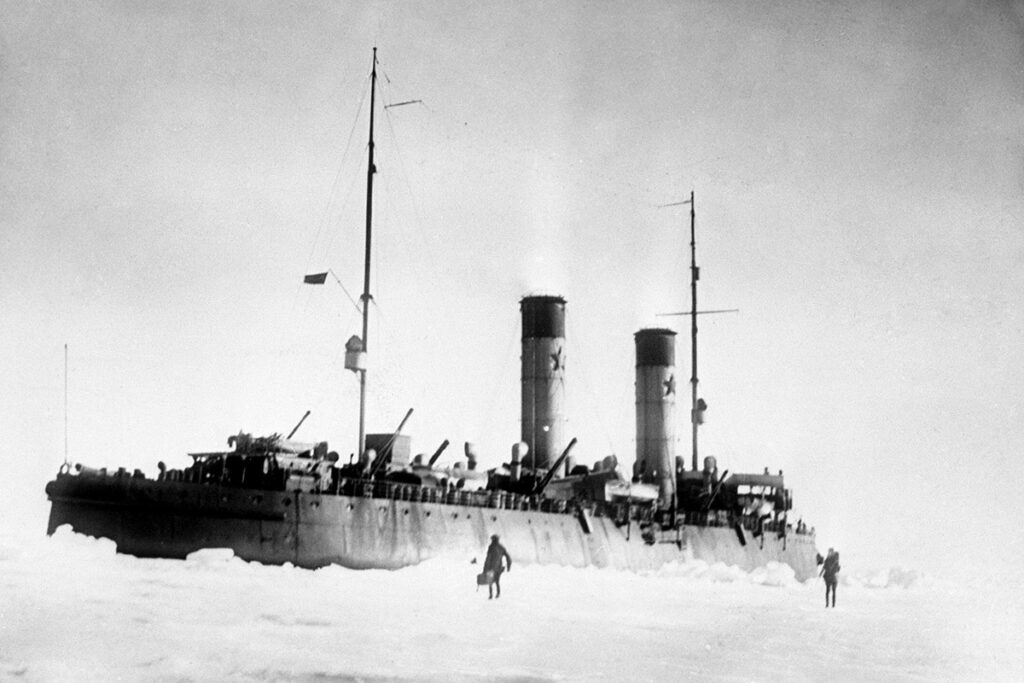 Советский ледокол «Красин» во льдах Арктики во время международной операции по спасению экспедиции Умберто Нобиле