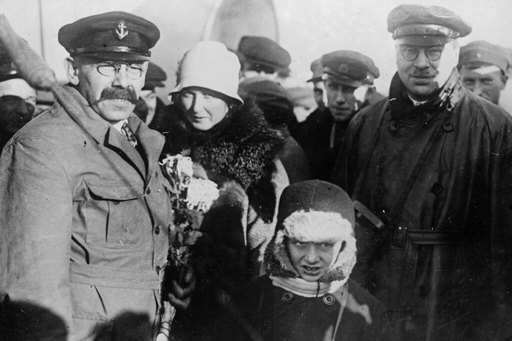 Профессор Самойлович в Ленинграде с женой и ребёнком после руководства экспедицией