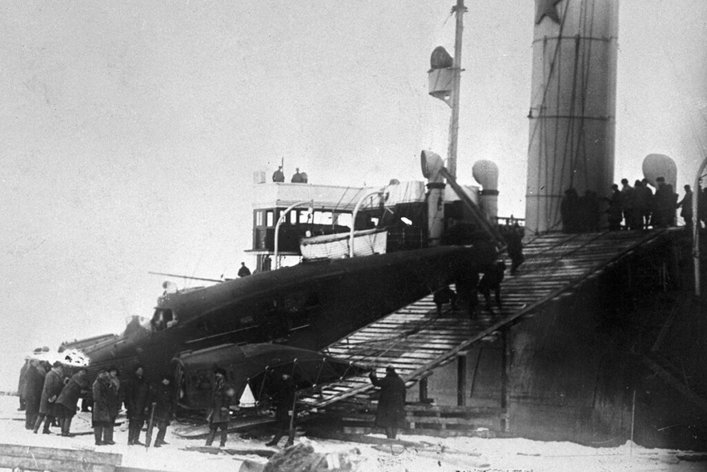 Спуск самолёта лётчика Бориса Чухновского на лёд с палубы советского ледокола «Красин»
