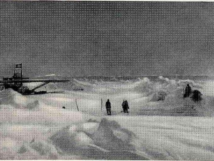 Не покладая рук расчищали путешественники взлетную полосу для потерпевшего аварию на пути к Северному полюсу гидроплана