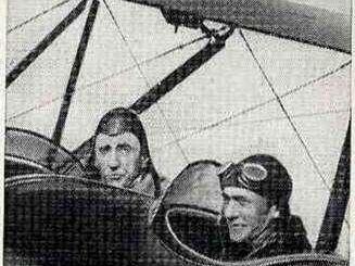 Человек, сидящий рядом с Амундсеном в кабине гидроплана, — американский летчик Линкольн Элсуорт
