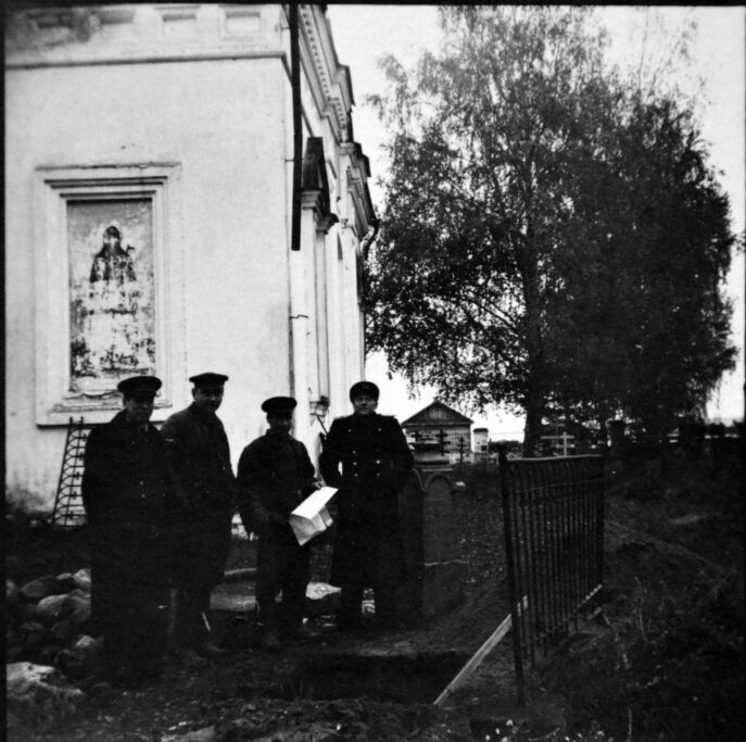 Комиссия по переносу перед погребением праха Сердюкова у разкрытой могилы. 1951 г.