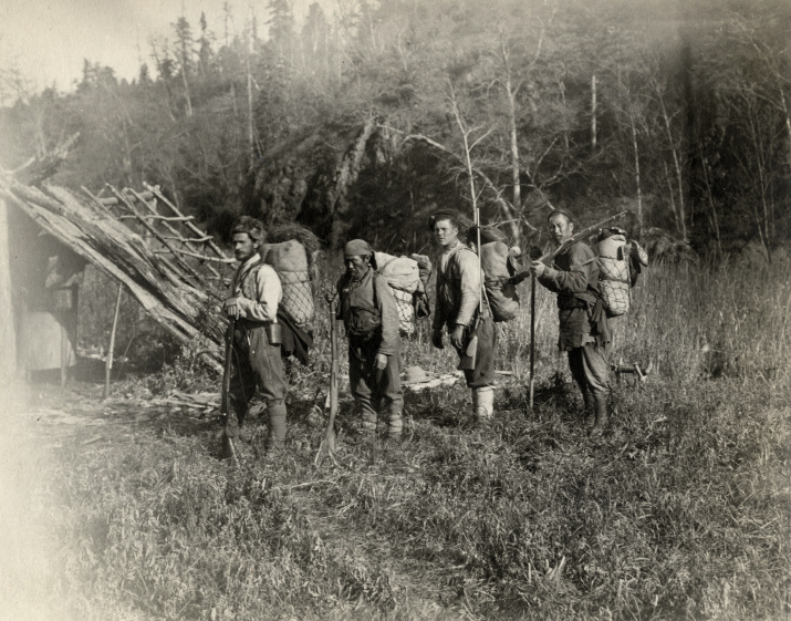 Владимир Арсеньев, Дерсу Узала, солдат Фокин и Чжан Бао (слева направо) в походе по бассейну реки Такема. Фотография из экспедиции 1907 года