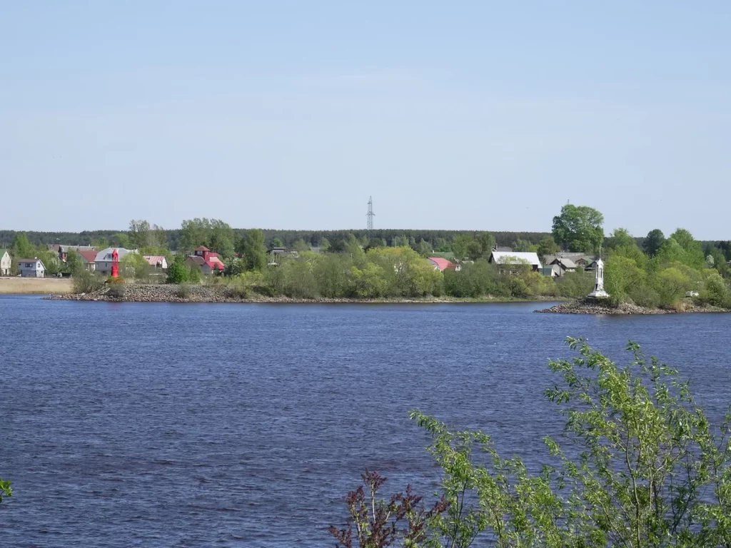 Красный и Белый маяки на входе в Новосясьский канал из Волхова