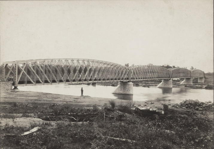 Мост через реку Хор.