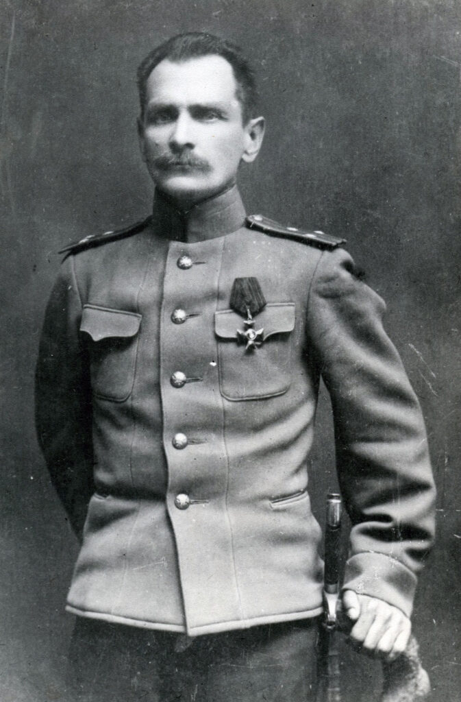 Подполковник Арсеньев со знаком ордена Святого Владимира 4-й степени. Фотография 1917 г.