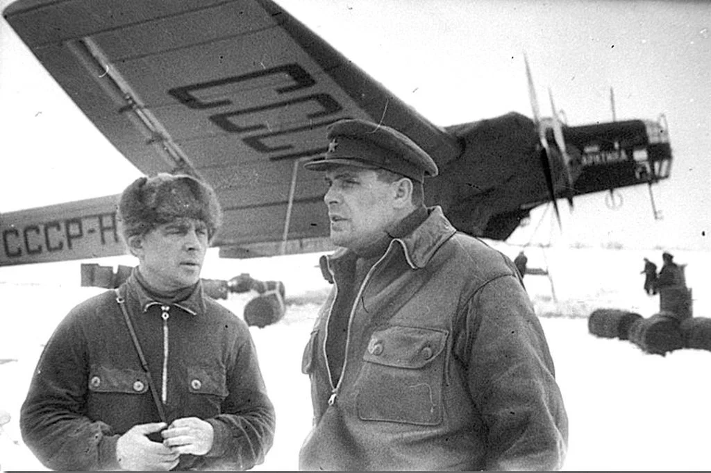 Лётчик Михаил Водопьянов (справа) перед вылетом на Северный полюс. Фото 1937 г