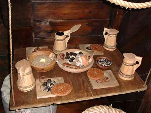 Рацион британского моряка XVI века. Посуда изготовлена по образцам, поднятым со дна морского вместе с «Мэри Роуз». Из еды тут: чернослив, каша, сушеные яблоки, квашеные грибы и что-то вроде галет-пирогов