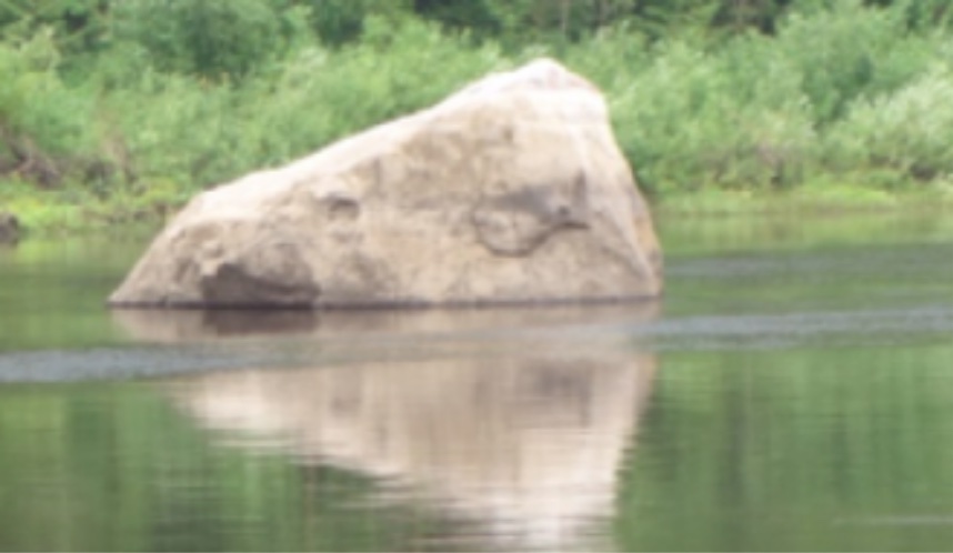 Огромный валун «Лось-камень» в реке (неподалёку от Тотьмы)