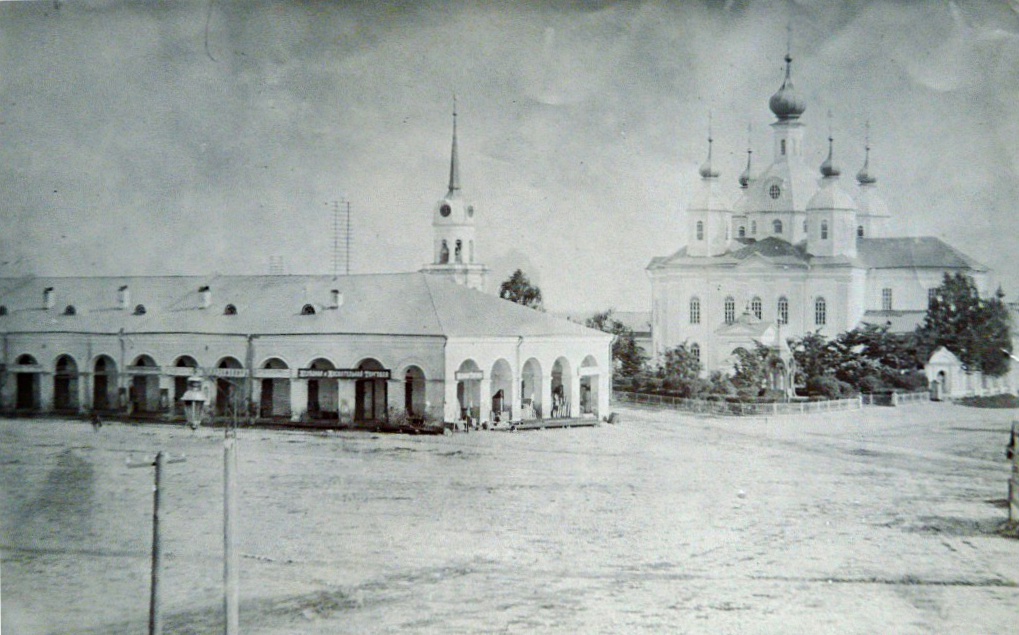 Слева – Северный корпус Гостиного двора, в центре Казанский собор с колокольней и часовня-памятник Александру II. Фото нач. XX в