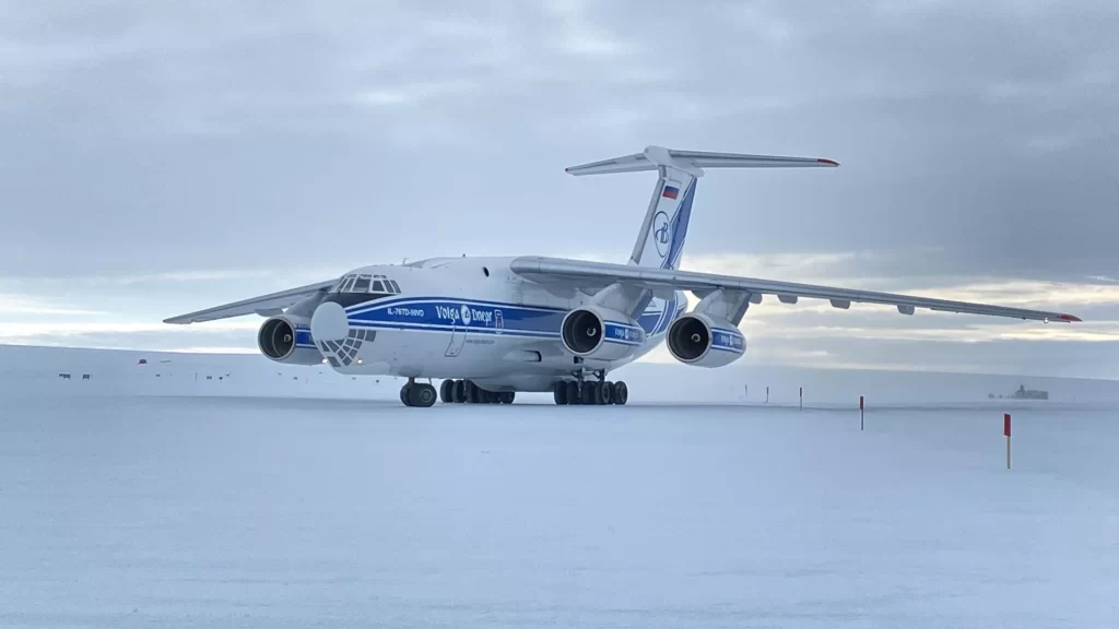 Зачем Россия построила аэродром в Антарктиде
