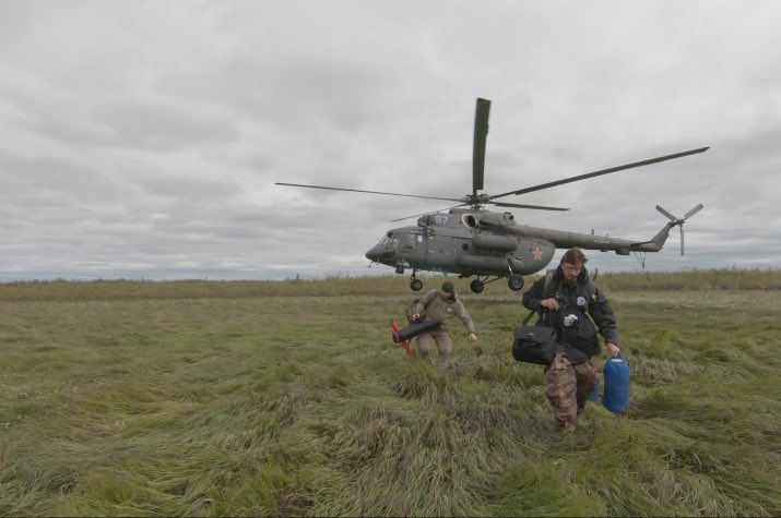Высадка участников экспедиции с вертолёта