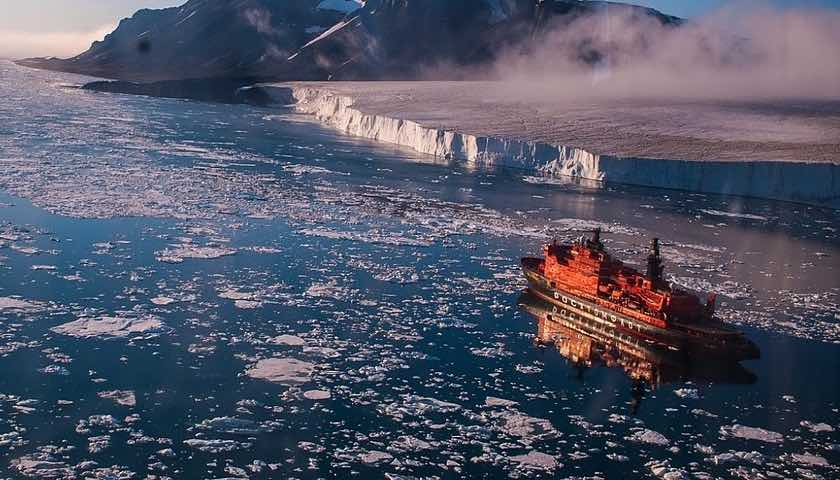 Морское судно во льдах СМП