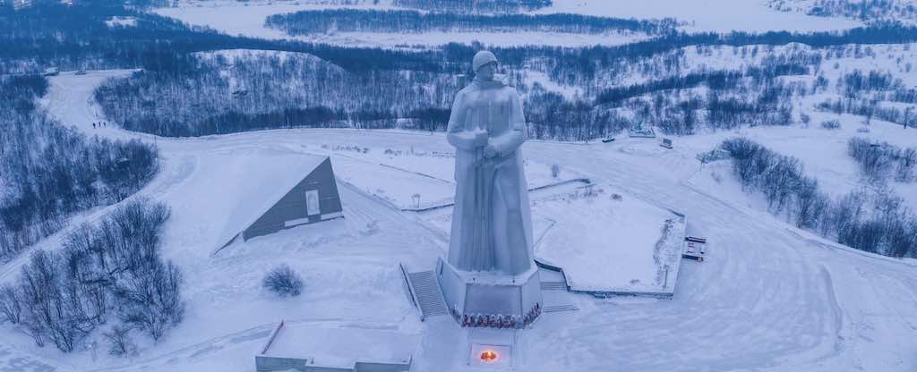 Вид сверху на памятник советскому солдату зимой