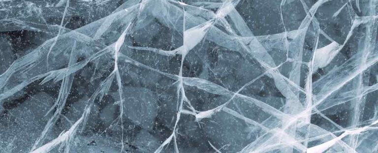 Прозрачный потрескавшийся лёд