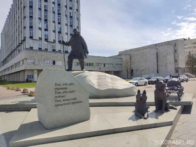 Скульптура перед входом в ААНИИ / Фото: Корабел.ру