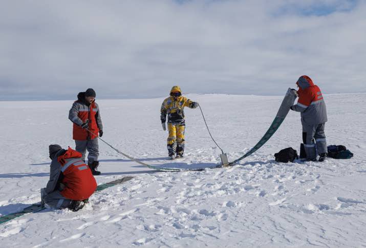 Участники экспедиции работают с георадаром. Фото предоставлено участниками экспедиции