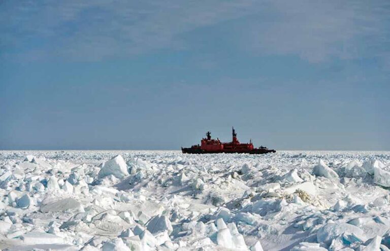 Корабль во льдах Северного ледовитого океана