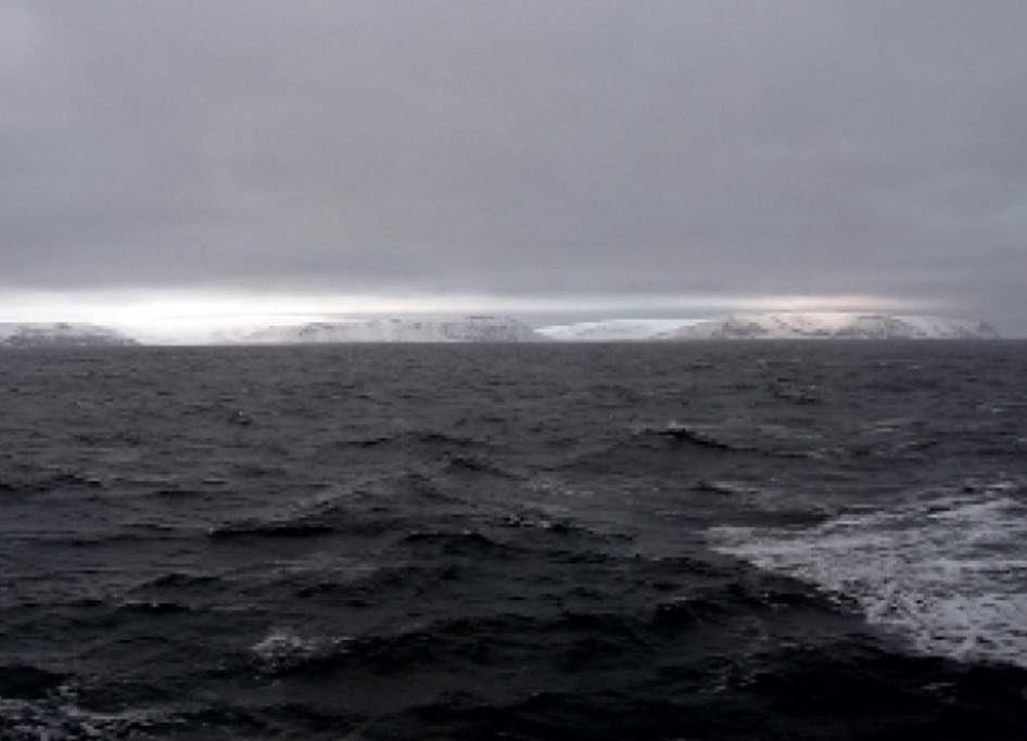 Вид на северную часть острова Беннета. Фотография
Н.А. Кузнецова, Морская арктическая комплексная
экспедиция (МАКЭ), 2010 г.