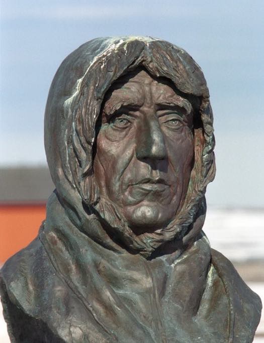 Памятник Амундсену в местечке Ню-Олесунн