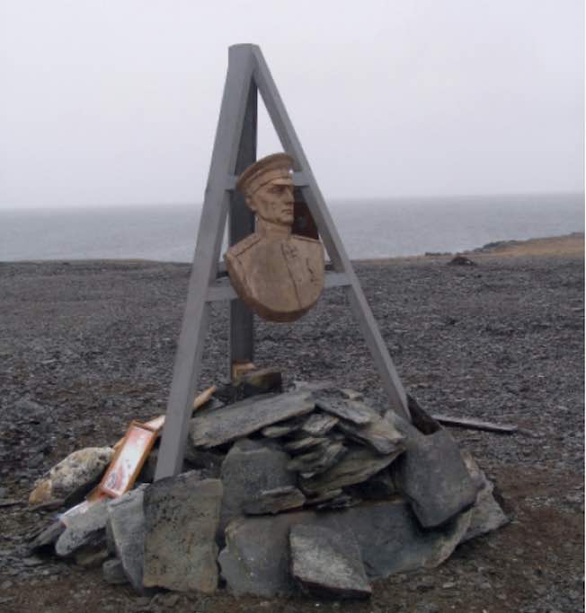 Памятный знак на острове Колчака, установленный Морской арктической комплексной экспедицией (МАКЭ) под руководством профессора П.В. Боярского 1 сентября 2009 г.