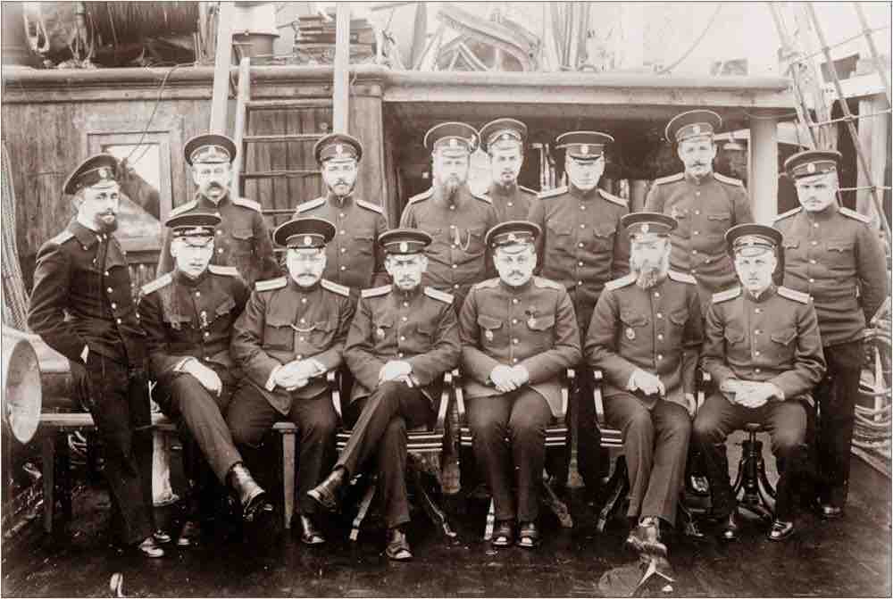 На фото: Командный состав ледоколов «Таймыр» и «Вайгач»